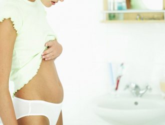 Могут ли быть месячные в первый месяц беременности. Причины и особенности выделений