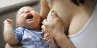 У кормящей мамы болит молочная железа и температура – причины и лечение